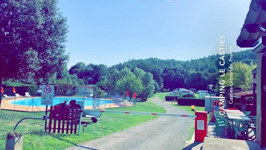 Camping Familial Paisible Avec Piscine, Mobil Home , Chalet, Studio & Emplacement Nue Casties-Labrande Exteriér fotografie