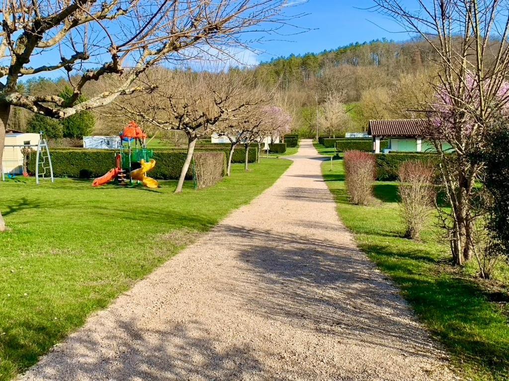 Camping Familial Paisible Avec Piscine, Mobil Home , Chalet, Studio & Emplacement Nue Casties-Labrande Exteriér fotografie