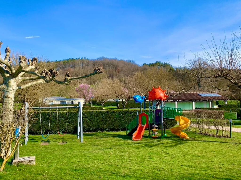 Camping Familial Paisible Avec Piscine, Mobil Home , Chalet, Studio & Emplacement Nue Casties-Labrande Exteriér fotografie