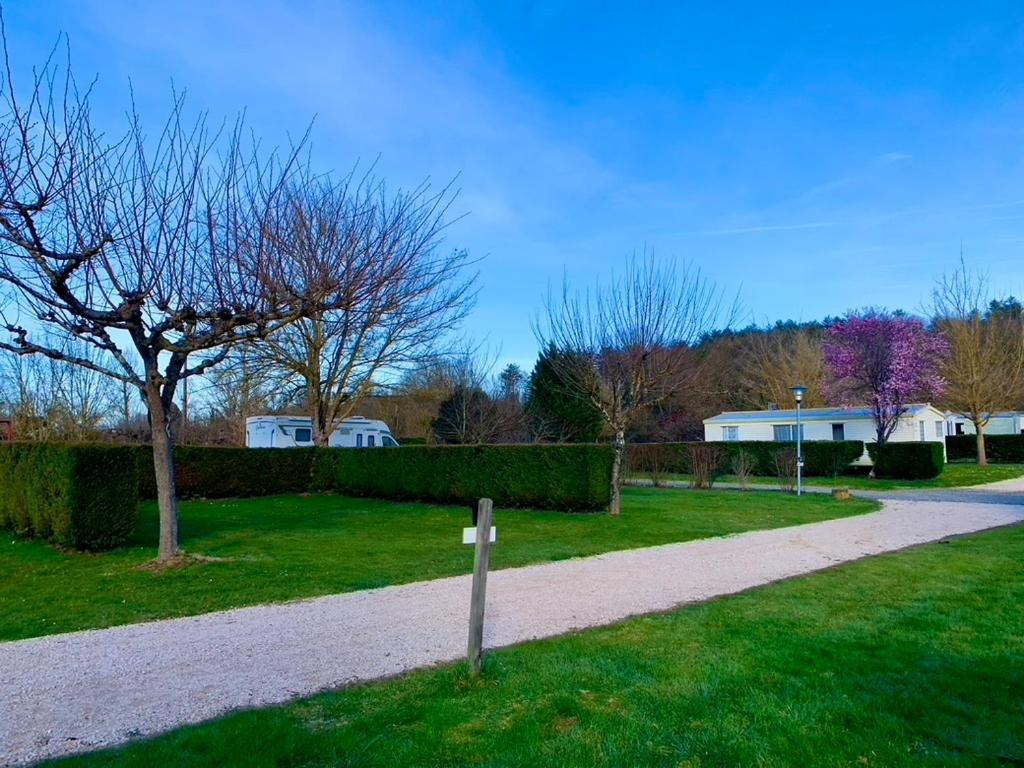 Camping Familial Paisible Avec Piscine, Mobil Home , Chalet, Studio & Emplacement Nue Casties-Labrande Exteriér fotografie