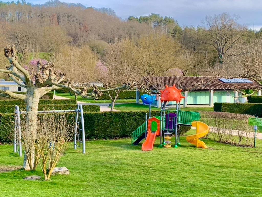 Camping Familial Paisible Avec Piscine, Mobil Home , Chalet, Studio & Emplacement Nue Casties-Labrande Exteriér fotografie