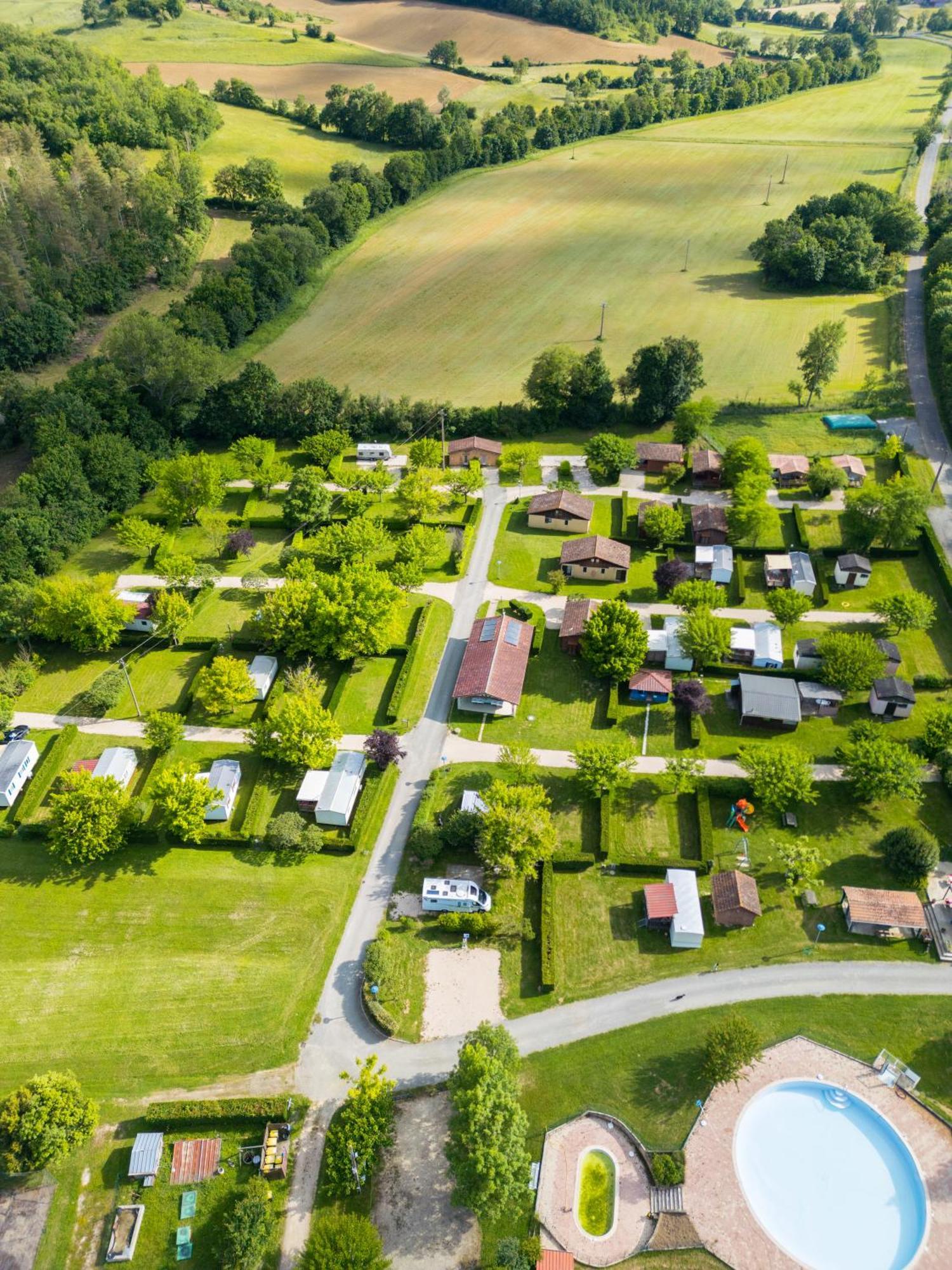 Camping Familial Paisible Avec Piscine, Mobil Home , Chalet, Studio & Emplacement Nue Casties-Labrande Exteriér fotografie