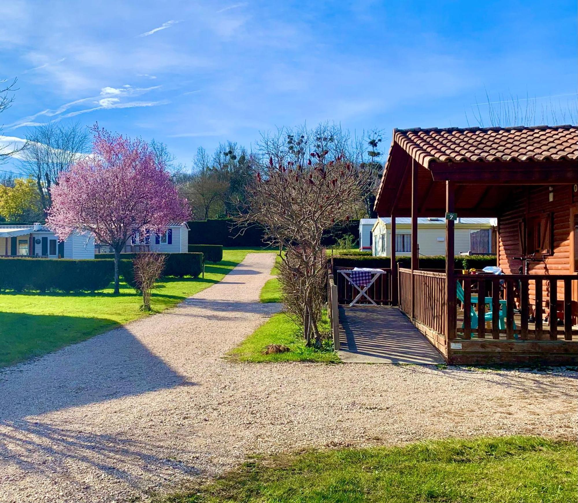 Camping Familial Paisible Avec Piscine, Mobil Home , Chalet, Studio & Emplacement Nue Casties-Labrande Exteriér fotografie